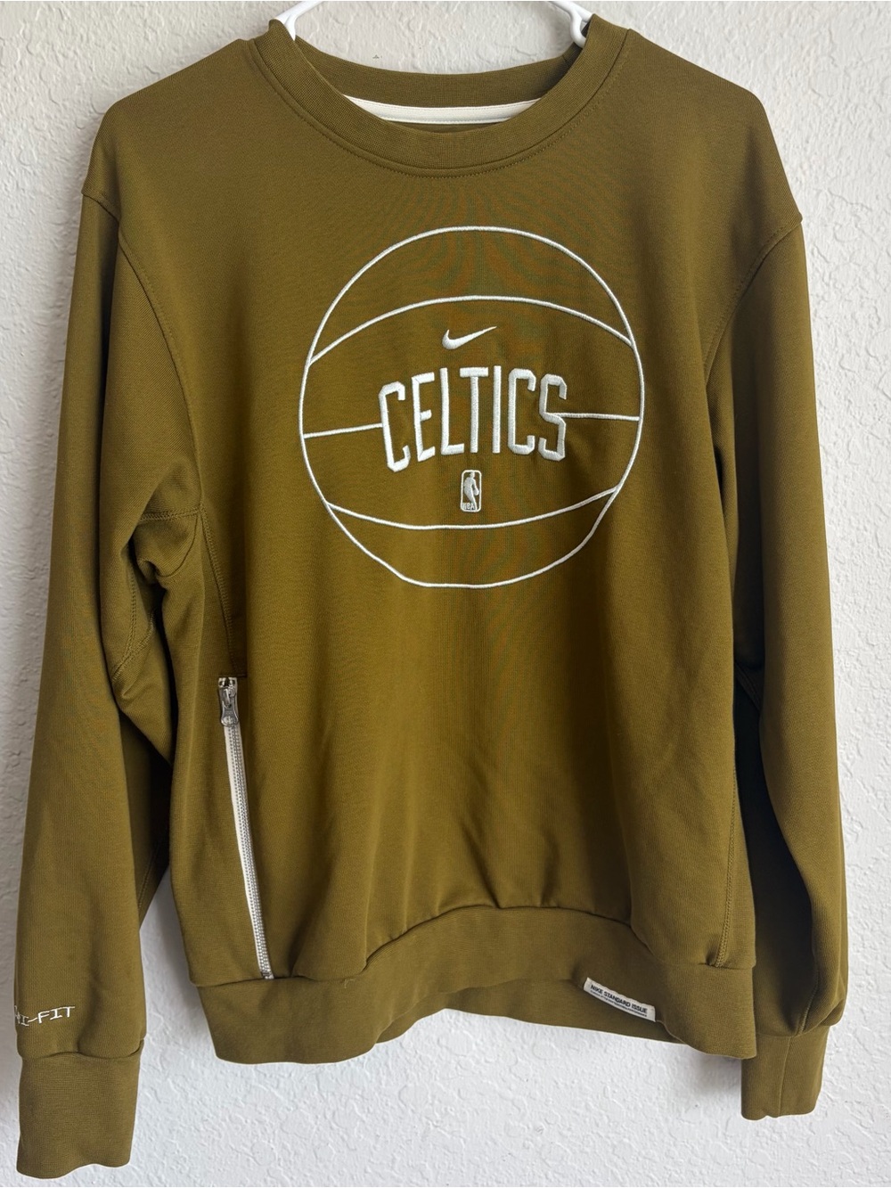 Nike Boston Celtics Standard Issue 2023/24 Olive Crewneck Sweatshirt Men’s Small